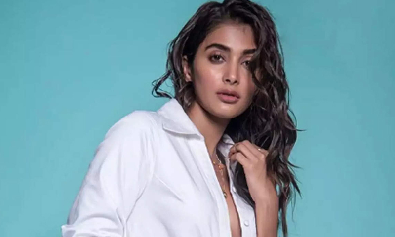 Pooja Hegde joins the sets of this massive project