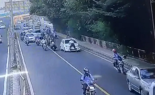 Viral Video: Traffic cop in Delhi dragged on a car bonnet on the road