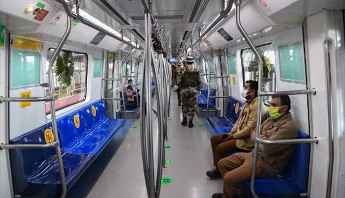 Delhi Unlocks: Metro passengers break rules on Day 1