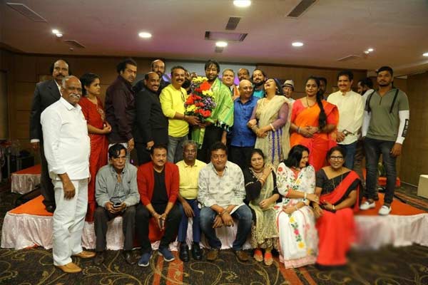 Manchu Vishnu felicitates artists