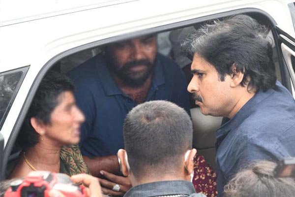 Pawan Kalyan visits the family of the 6-year-old victim