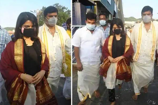 Samantha prays at Tirupathi and Srikalahasthi