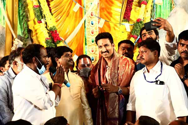 Seeti Marr team visits Khairatabad Ganesh