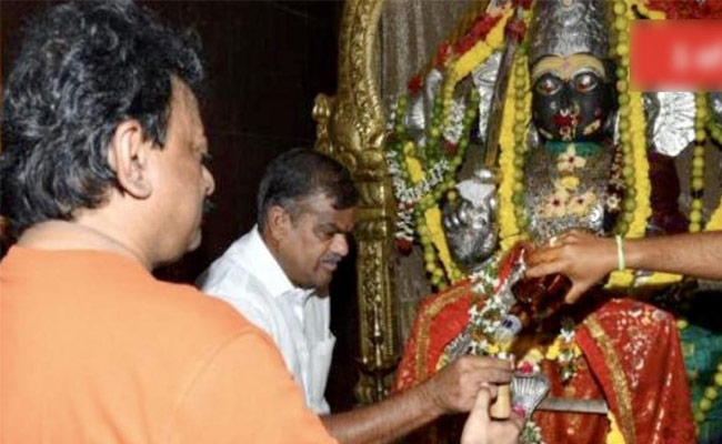 Ram Gopal Varmas shocker Offers whisky to Goddess Maisamma