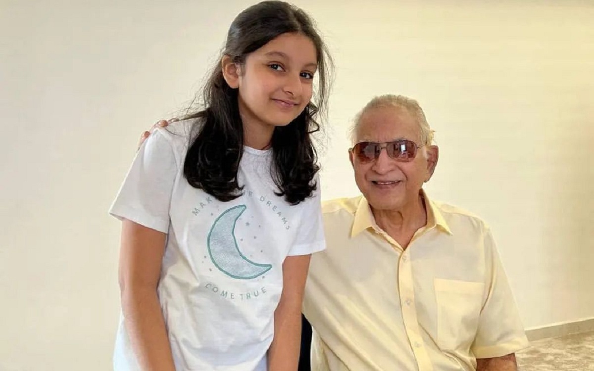 Sitara Shares An Emotional Post About Her Grandfather.