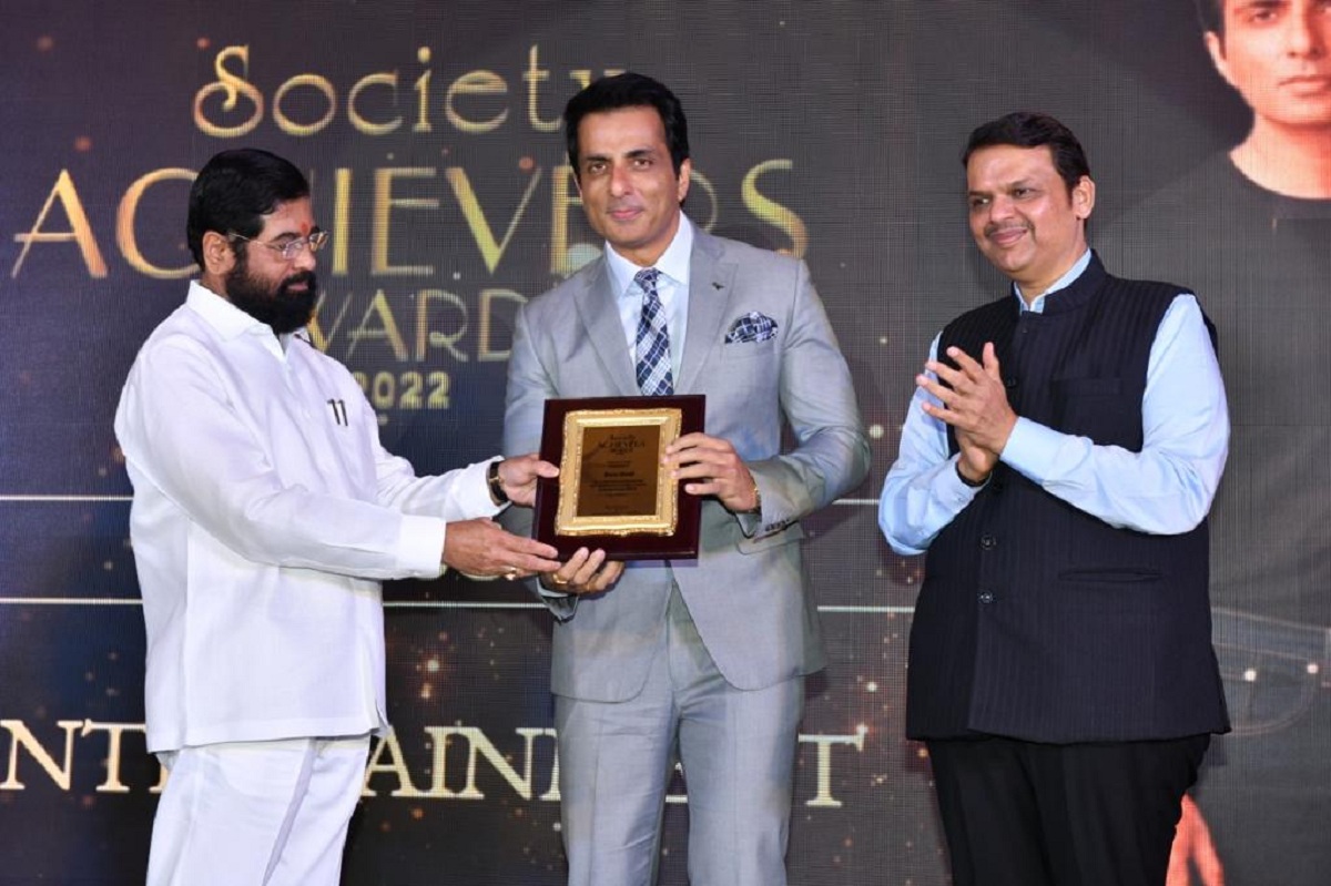 Sonu Sood Wins’Nation’s Pride’Achievers Awards 2022.